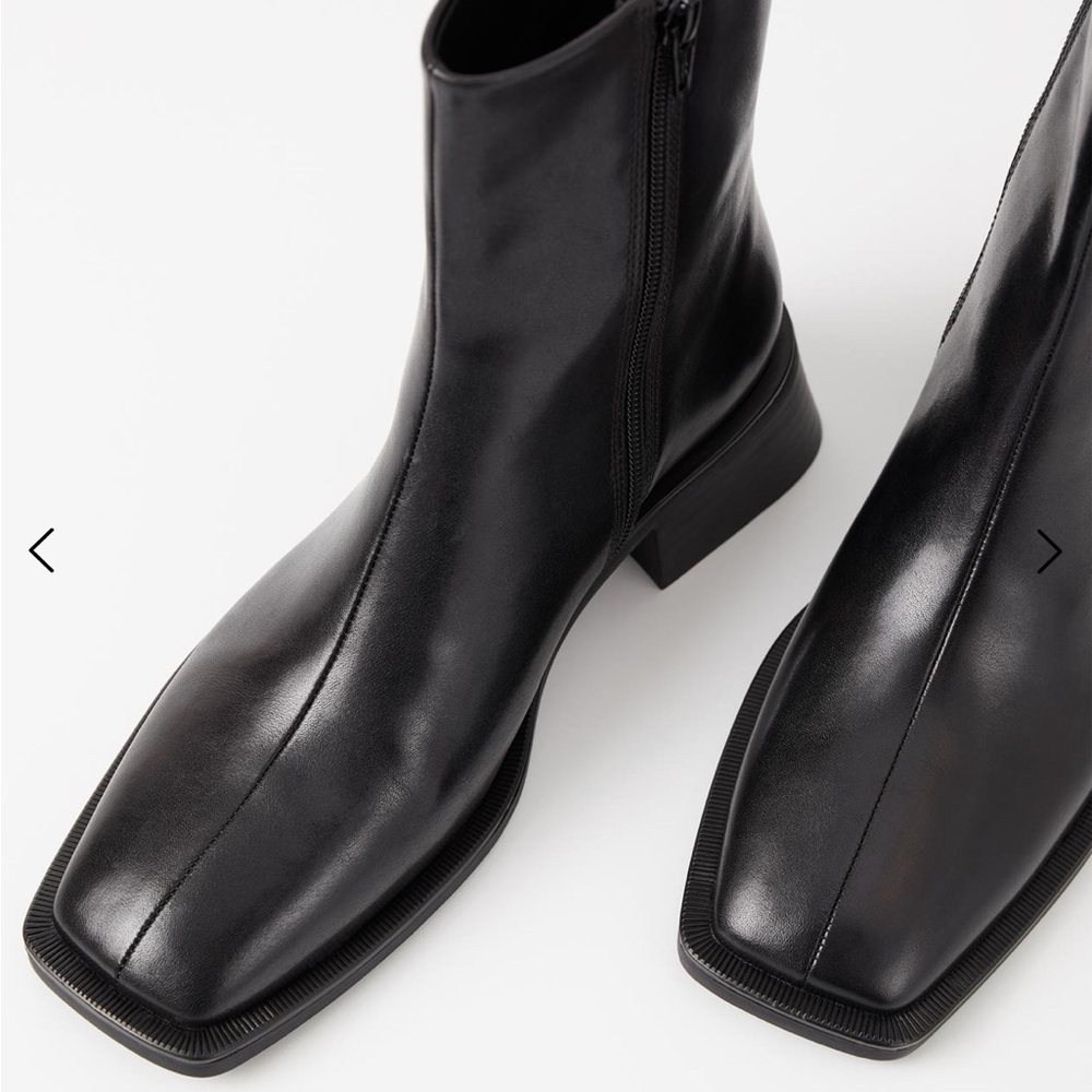 Vagabond square toe black boots